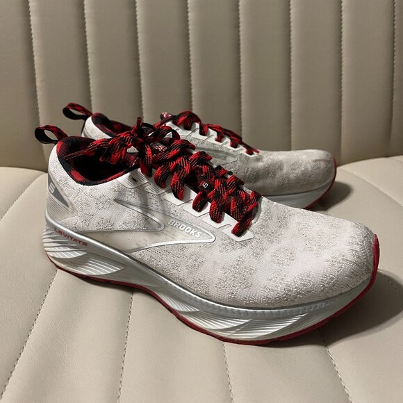 LNWOT Limited Holiday Edition Brooks Levitate 6 - Women\'s Size 8